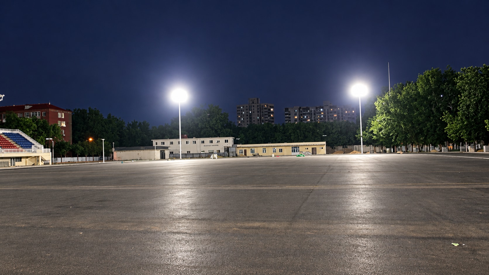 夜间灯光下的空旷运动场-tuya-4.jpg