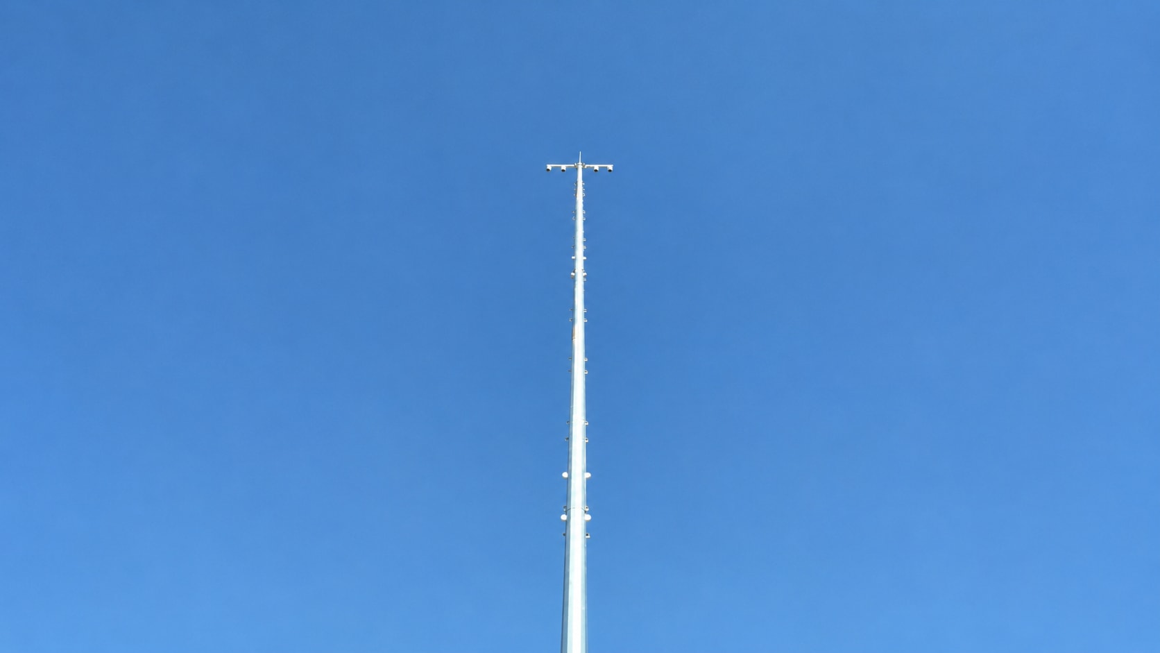 蓝天下的高空作业车-1-tuya-4.jpg