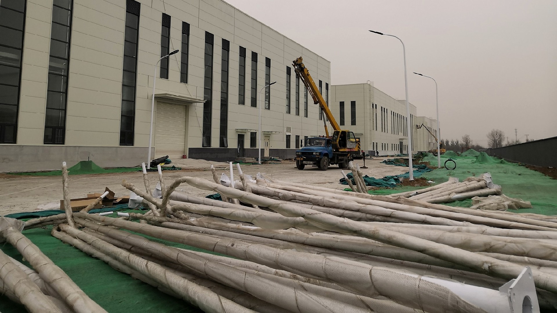 Packaged_Poles_Delivery_16x9-tuya-4.jpg