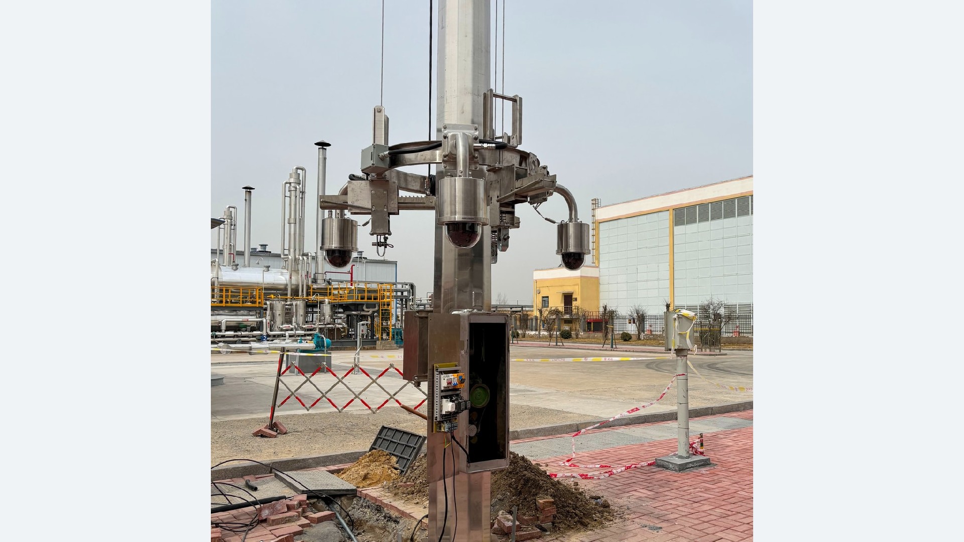 Lowering mechanism of a surveillance pole at ground level