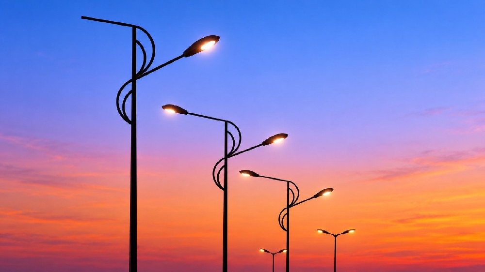 Artistic Curved Arm Street Light Pole